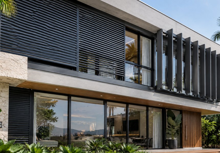 Brises e painéis de alumínio em fachada residencial moderna