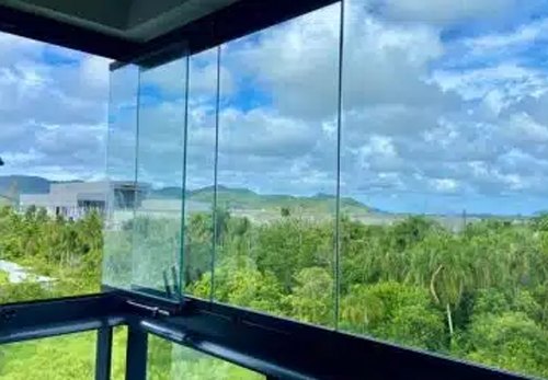 Fechamento de sacada de vidro com sistema europeu e vista para a serra em Joinville